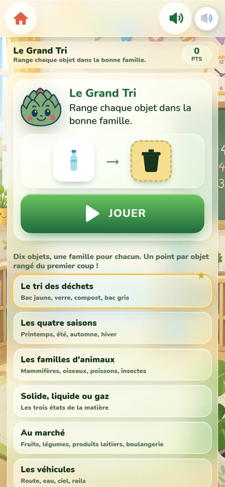 Écran de départ du Grand Tri : la mascotte Artichoux, une bouteille d’eau et une flèche vers une poubelle, le bouton Jouer et la liste des thèmes, du tri des déchets aux véhicules.